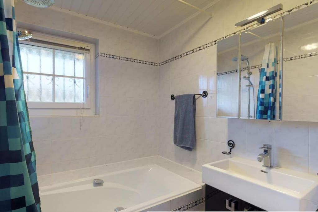 Cheerful Villa With Fireplace, Bath-Tub And Garden Noville 외부 사진